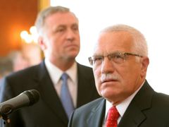 "Jsem přesvědčen, že vláda v tomto složení bude zárukou pokračování našeho polistopadového demokratického vývoje," uvedl po jmenování Václav Klaus.