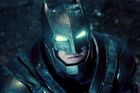 Ben Affleck sundá masku Batmana a vydá se do boje proti Avengers. Kdo ale zachrání Afflecka?