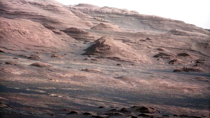 Kromě vzkazu zaslala Curiosity také první fotky ve vysokém rozlišení.