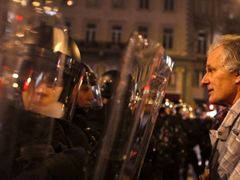 Maďarsko je krizí tvrdě zasaženo, nechybějí bouřlivé protivládní demonstrace.