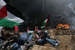 "Příšerný masakr v Gaze." Palestinci zapalují ohně, Izraelci mají rozkaz střílet. Zemřelo 58 lidí