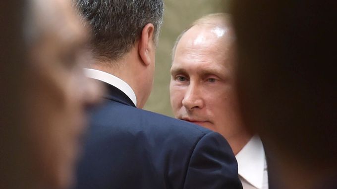 Putin a Porošenko při mírových rozhovorech v Minsku.