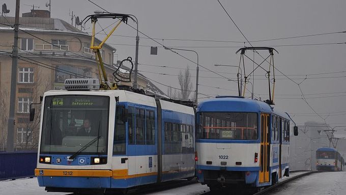 Tramvajovou trať na Frýdlanstkých mostech v Ostravě halí smogová clona