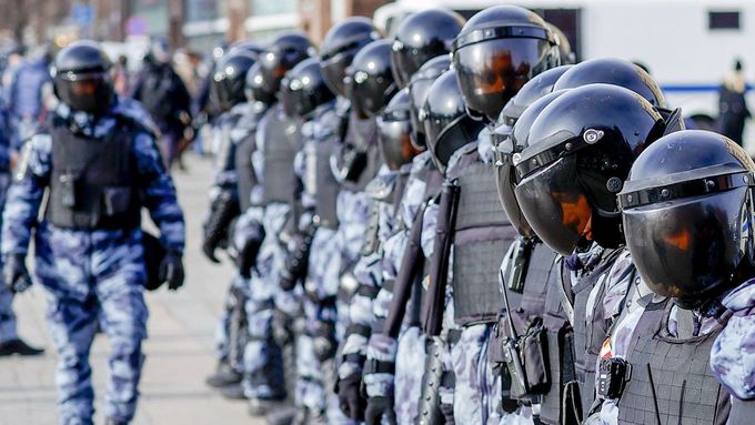 Policie v Moskvě zasahuje na protestu proti invazi, snímek z března 2022.
