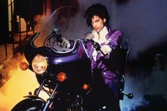 Zpěvák Prince má oficiální barvu. Americká firma začala vyrábět odstín purpurové Love Symbol #2