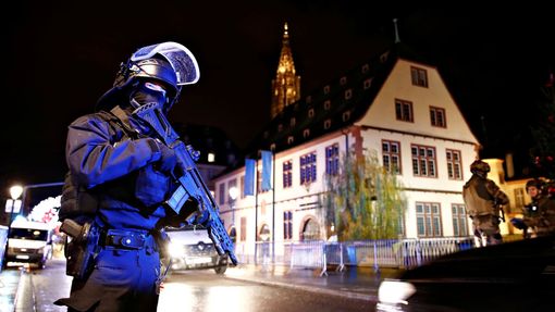 Policista hlídkuje ve Štrasburku.