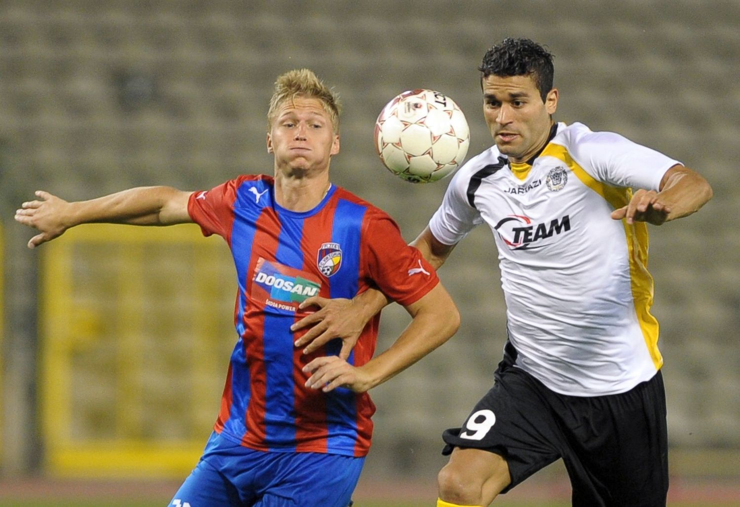 Fotbalista Viktorie Plzeň Václav Procházka bojuje o míč s Hamdim Harbavím z Lokerenu v utkání Evropské ligy 2012/13