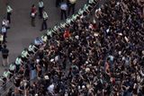V Hongkongu ani o víkendu neustaly masové demonstrace.