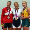 Česká veslařka Miroslava Knapková (uprostřed) slaví zlatou medaili na OH 2012 v Londýně. Vlevo je stříbrná Dánka Udby Erichsenová a vpravo bronzová Australanka Kim Crowová.