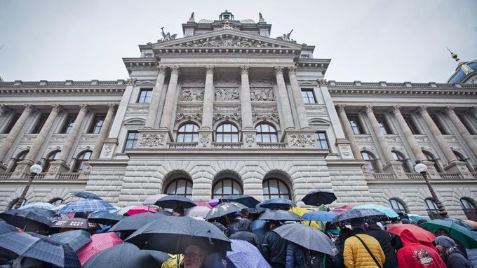 Fotky: Otevření Národního muzea doprovázel chaos. Na vstup se čekalo přes hodinu
