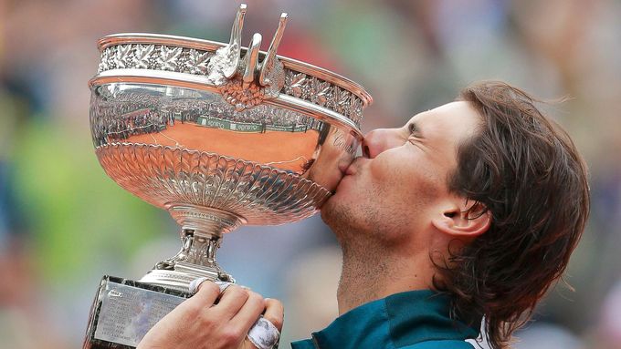 Víte, jak se jmenuje trofej, kterou Rafael Nadal na obrázku líbá?