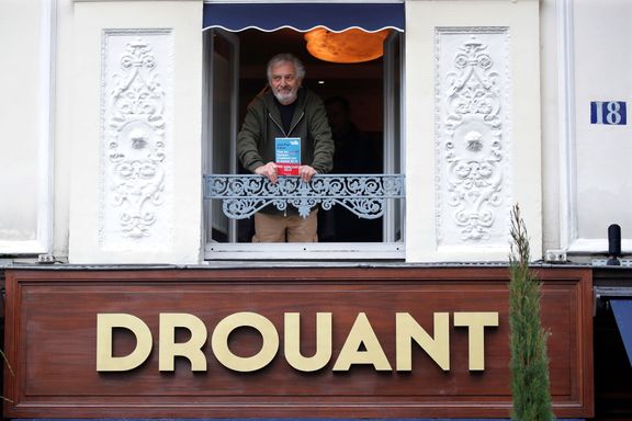 Jean-Paul Dubois v okně pařížské restaurace Drouant.