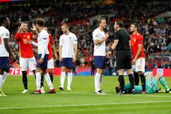 Španěly v Anglii zachránil úzkostlivý rozhodčí. Švýcaři zesměšnili Island šesti góly