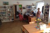 Takto vypadala její místnost, která se jednou týdně na dvě hodiny otevřela veřejnosti.  "S původní knihovnicí paní Květou máme hezké vztahy, spolupracujeme, uspořádaly jsme jí výstavu a někdy za nás zaskakuje," říkají Zuzana Brychtová Horecká a Barbora Černohorská, které knihovnu převzaly v roce 2017.