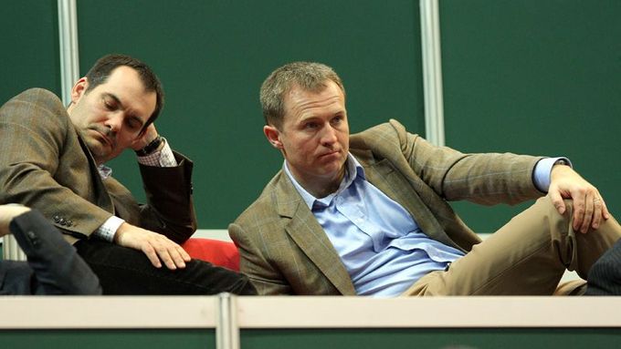 Generální ředitel ČEZu Martin Roman (vpravo) ve spíše netenisové pozici na tribuně.