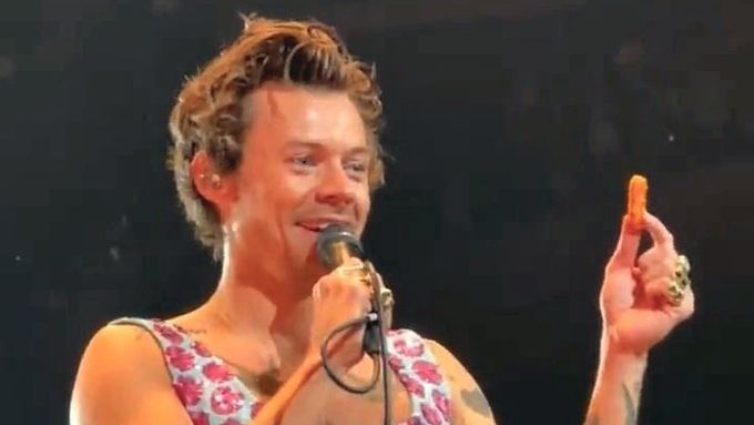Britského zpěváka Harryho Stylese vloni fanoušci v New Yorku trefili kuřecími nugety.