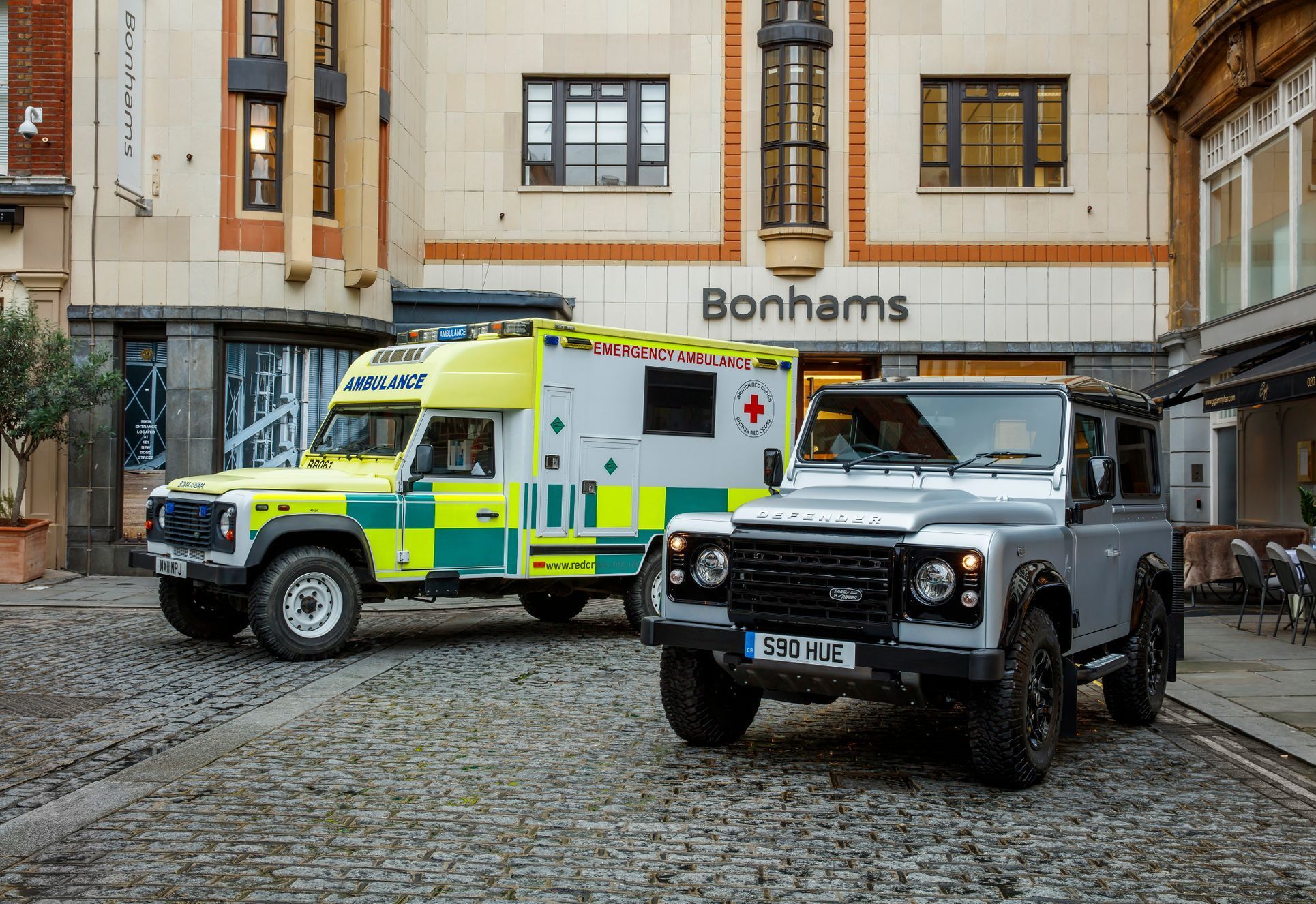 Land Rover Defender - 29 s ambulanci Red Cross LR_Def_Bonhams_301115_06