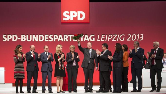 Kandidát SPD na spolkového kancléře Peer Steinbrück (s kyticí) sklidil od delegátů sjezdu potlesk. (14. listopadu 2013)