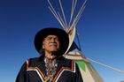 Kromě Siouxů se protestů účastní také Čejenové a příslušníci dalších indiánských kmenů. Kromě nich též lidskoprávní aktivisté či ekologické organizace. Podle ekologů může stavba ohrozit v případě havárie zdroje pitné vody.