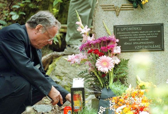 Mladý strojvůdce osobního vlaku Eduard Vraštil stihl zatáhnout brzdu a z kabiny vykřiknout podle přeživších poslední slova: "Držte se dozadu!"