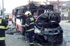 Hasiči v Kyjích likvidovali požár linkového autobusu. Vůz shořel, ale nikdo nebyl zraněn