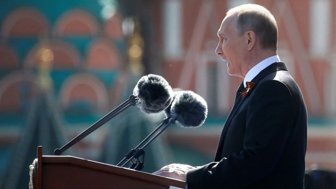 Vladimir Putin na vojenské přehlídce v Moskvě.