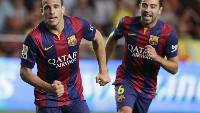 Sandro a Xavi se radují z jediné branky Barcelony.