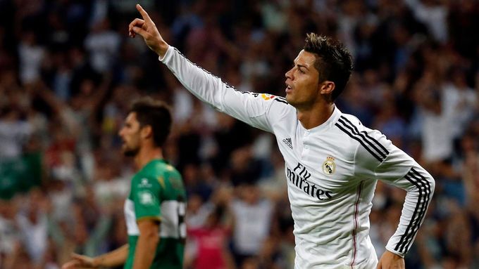 Ronaldo slaví jednu z čtyř svých branek do sítě Elche.