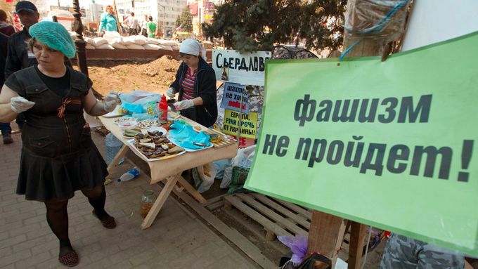 "Fašismus neprojde". Mítink proruských aktivistů v Luhansku.