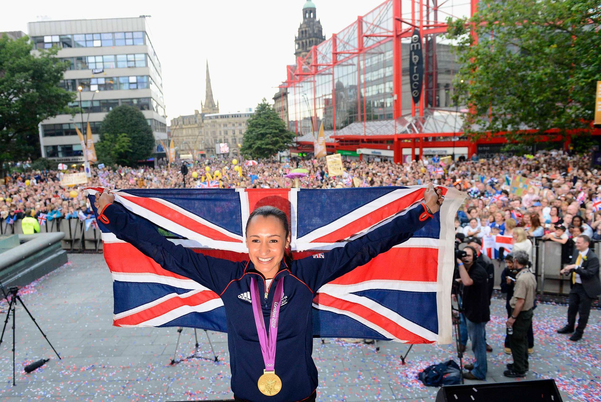Britská sedmibojařka Jessica Ennisová po návratu z OH 2012 do rodného Sheffieldu