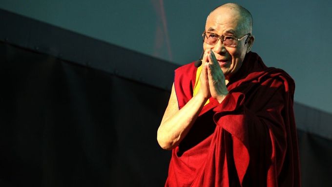 Dalajláma slaví 6. července 80 let. Narodil se v chudé rolnické rodině v malé vesničce v Tibetu. Když mu byly dva roky, našla ho skupina mnichů pověřená vyhledáním převtělení předchozího dalajlámy.