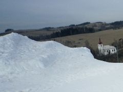 Zima je na mráz a sníh skoupá, provozovatelé skiareálů si dělají zásoby technického sněhu na ještě teplejší dny....