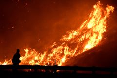 Kalifornii sužují požáry. Až 200 tisíc osob je bez domova, milion bez elektřiny