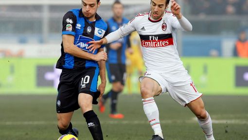Flamini z AC Milán napadá Bonaventuru z Atalanty. Milánský tým vyhrál 1:0.