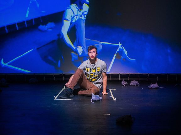 Leonard je také umělecky nadaný, hraje divadlo a tančí. Tyto aktivity by rád provozoval i na Harvardu.