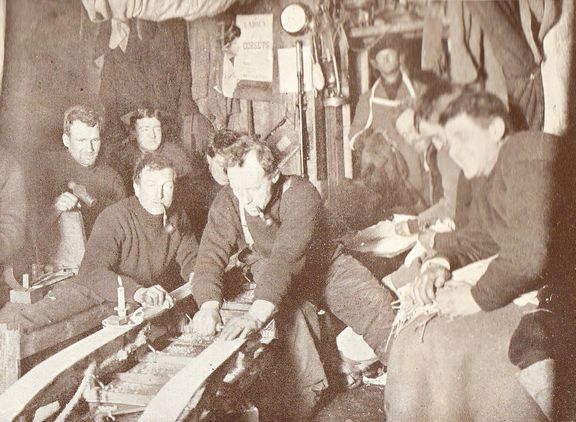 Výprava Ernesta Shackletona v roce 1908 v dřevěném srubu, který si vědci postavili na Antarktidě.