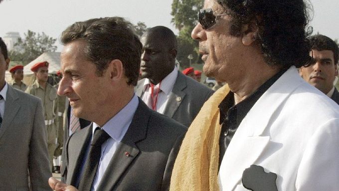 Muammar Kaddáfí s francouzským prezidentem Nicolasem Sarkozym.