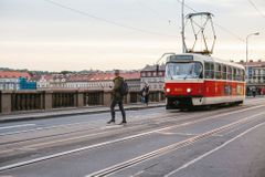 Kamion znovu poškodil troleje na Praze 8, tramvaje jezdily odklonem