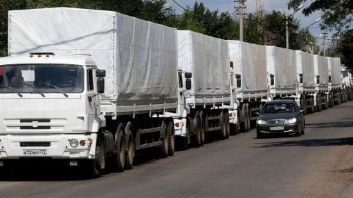 Ruské kamiony s humanitární pomocí čekají na odbavení na hranicích s Ukrajinou.