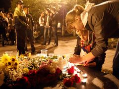 V ulicích ruské Jaroslavle truchlily za zemřelé hokejisty tisíce fanoušků.