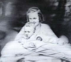 Obraz Richterovy tety Marianne, která drží na klíně sama autora. Jako mentálně postižená zahynula v ústavu pro choromyslné.