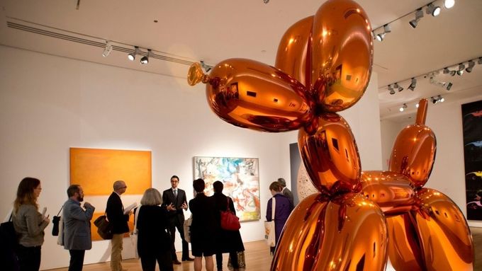 Skulptura umělce Jeffa Koonse s názvem Balloon Dog (Orange)