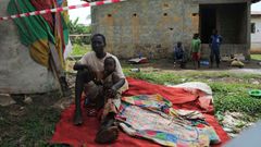 James Flomo teď žije se svými dětmi v izolaci, jeho manželka zemřela na ebolu v hlavním městě Libérie.