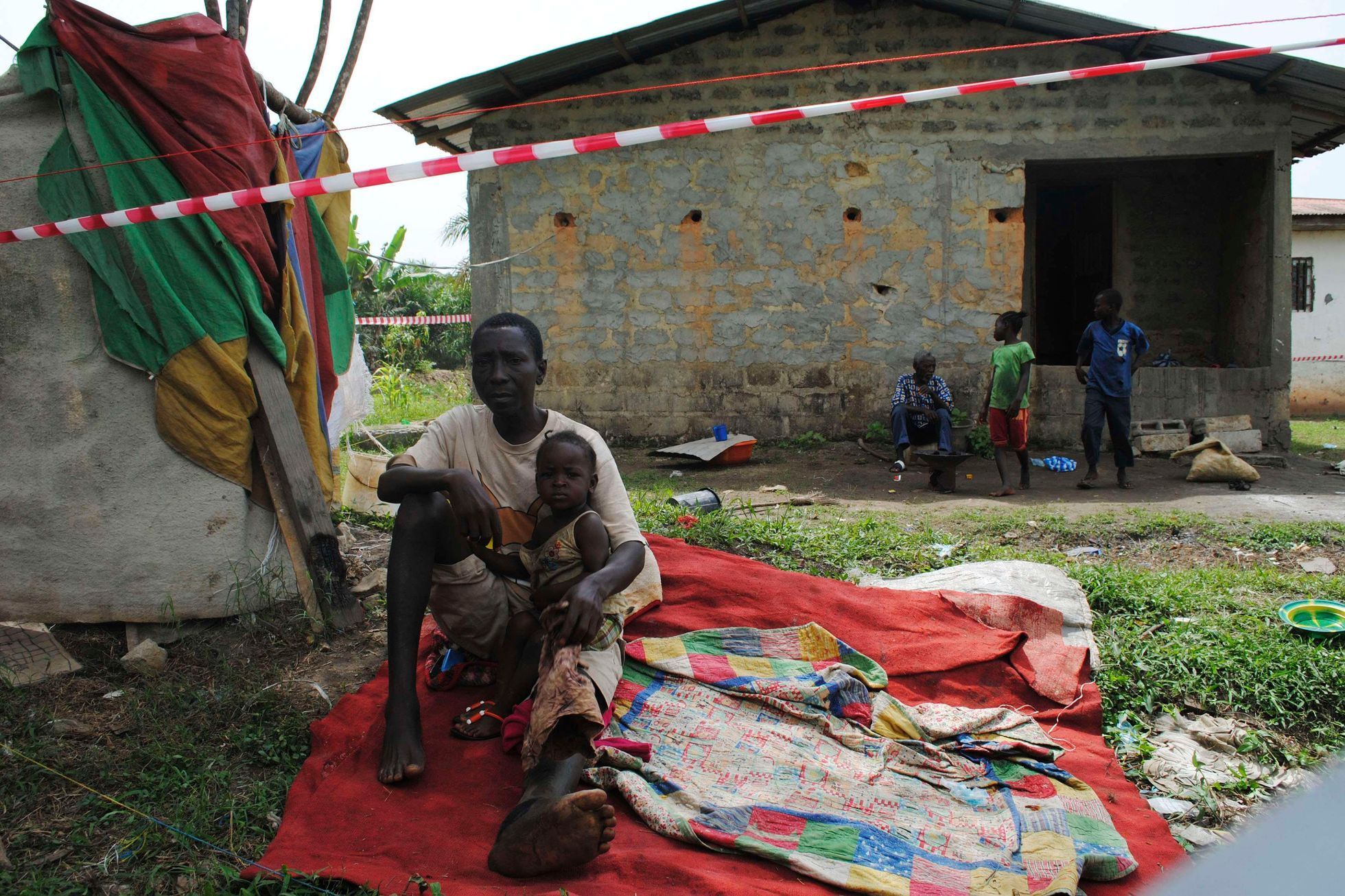 James Flomo teď žije se svými dětmi v izolaci, jeho manželka zemřela na ebolu v hlavním městě Libérie.