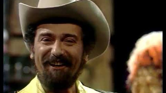 Waldemar Matuška roku 1979 zpívá Růži z Texasu v pořadu Co neodnesl čas.