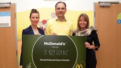 Šéf nadačního fondu Dům Ronalda McDonalda Marek Šedivý (uprostřed) by u Motola rád postavil vlastní zařízení pro rodiče nemocných dětí.