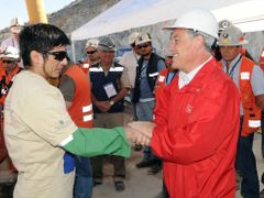 Před deseti měsíci prezident Piňera nadšeně vítal zachráněné horníky, dnes o nich nechce nic vědět.