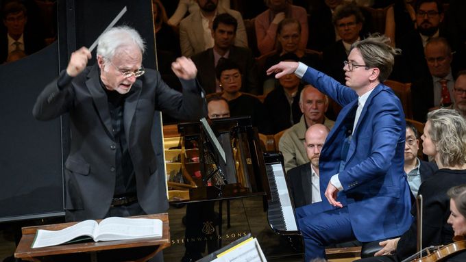 Na snímku z koncertu jsou dirigent a skladatel John Adams se sólistou večera, klavíristou Víkingurem Ólafssonem.