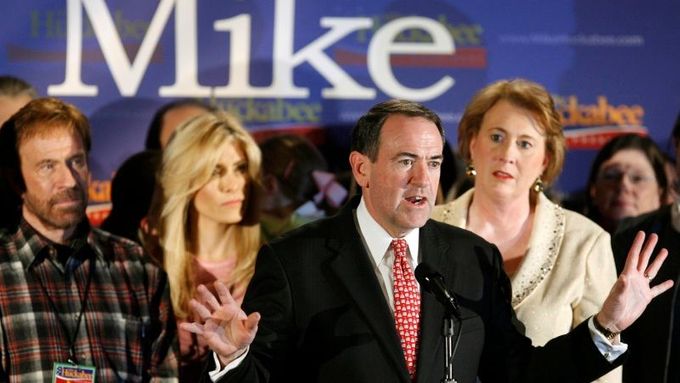 Poslední velké veřejné angažmá Chucka Norrise v USA souviselo s prezidentskou kampaní republikána Mika Huckabeeho. (Norris přihlíží vlevo.)