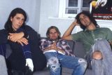 Nirvana na počátku. Kurt Cobain a Krist Novoselic se dali dohromady v roce 1987. Na snímku už je s nimi Dave Grohl. Na počátku ale kapela často střídala bubeníky a Grohl byl následníkem Chada Channinga, který hraje na první desce Nirvany Bleach z roku 1989. Ta je typickou punkovou deskou konce 80. let nahranou za 600 dolarů během několika dnů, syntetizuje všechny indie tendence této dekády: od frustrované, původně hardcoreové nasranosti až po melodicky hipsterskou ironii.